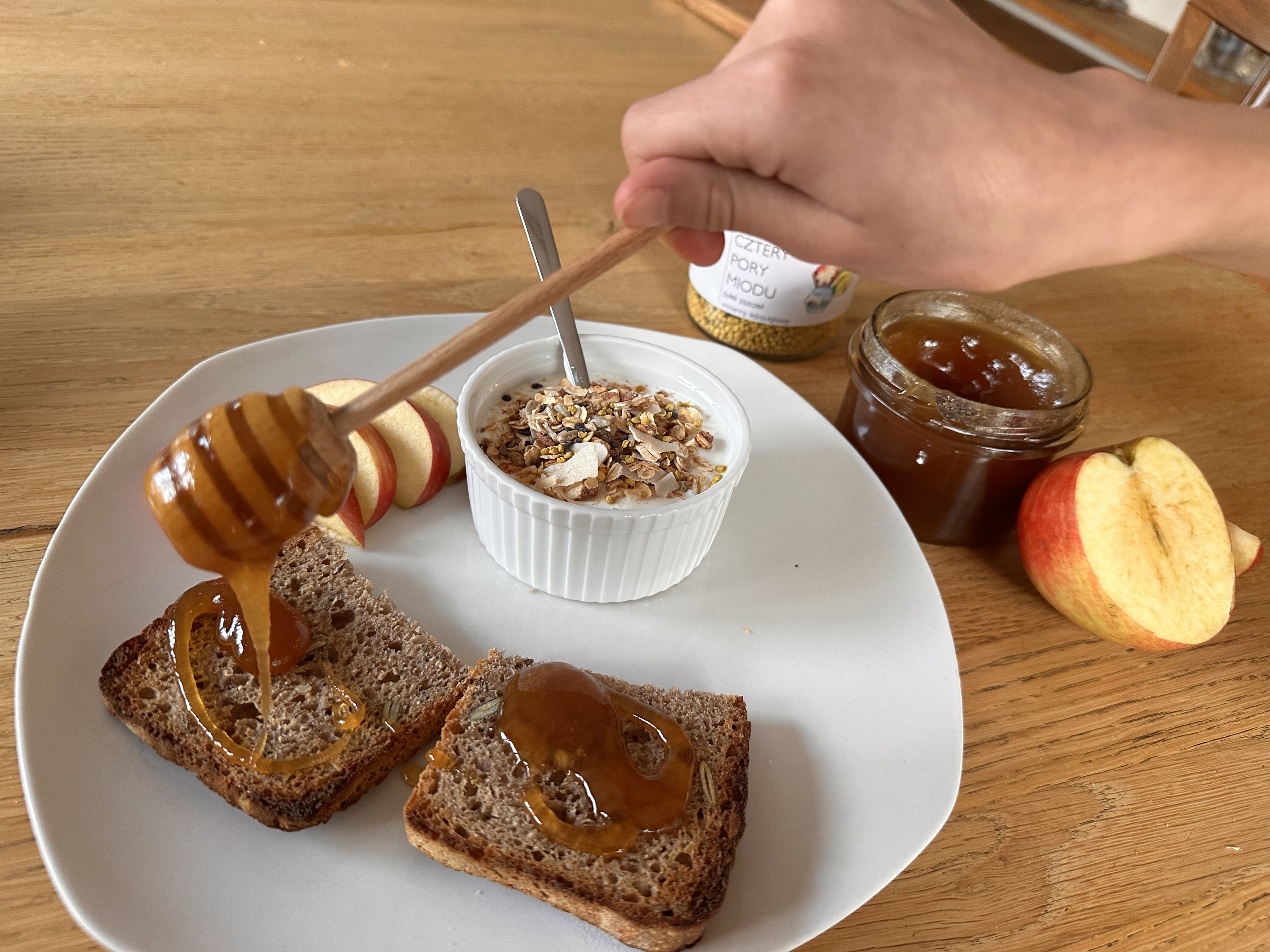 Grzanki z miodem i jogurt z musli i pyłkiem